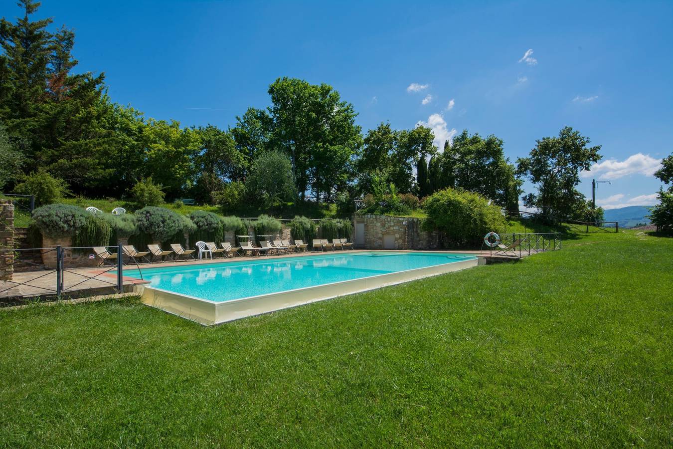 Entire apartment, Holiday Home 'Arco' with Shared Pool, Wi-Fi and Air Conditioning in Bagno a Ripoli, Florence Province