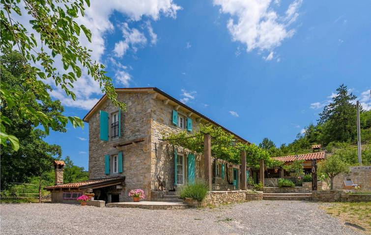 Amplio apartamento con piscina y terraza, cerca del centro de la ciudad y de restaurantes in Ripenda, Costa Este de Istria