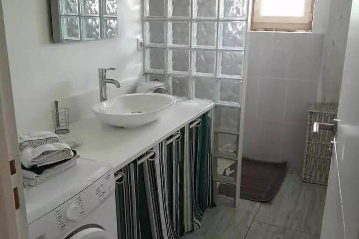 Location de vacances pour 5 personnes, avec terrasse et piscine à Condat-sur-Ganaveix - 4