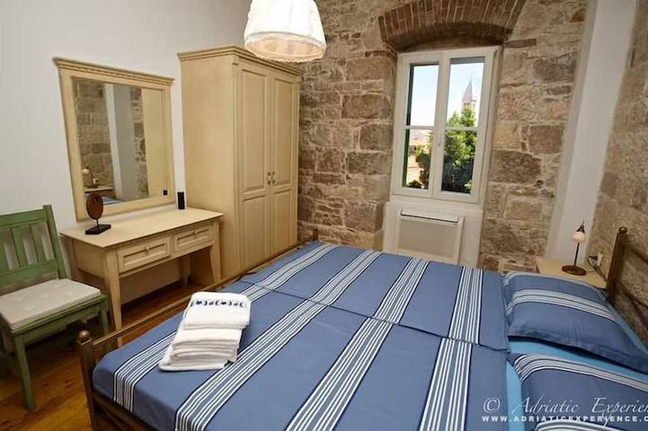Authentic stone house with harbor & sea views and rooftop jaccuzzi in Supetar, Brac