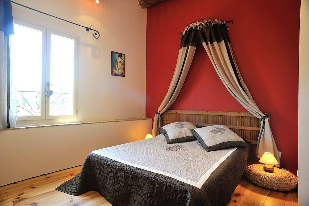 Nice Provencale House 4 pers country garden swimming pool Spa playground in Grans, Mittelmeerküste (Frankreich)