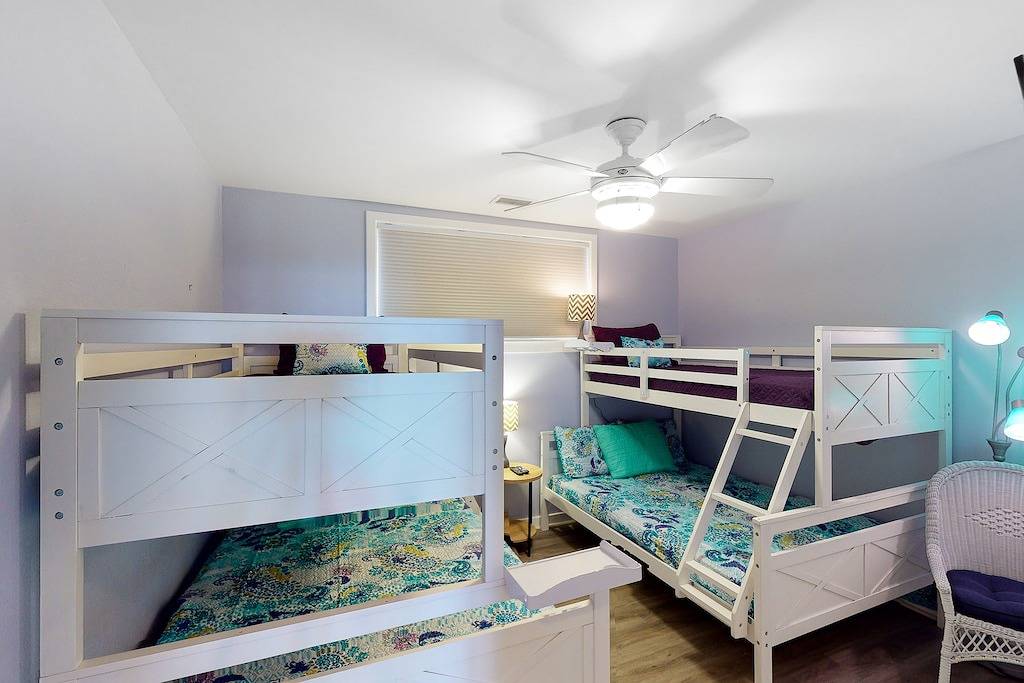 Ganze Wohnung, 1st-floor condo with views of Back Bay, balcony, Ac, outdoor pool & gym in Sandbridge Beach, Sandbridge