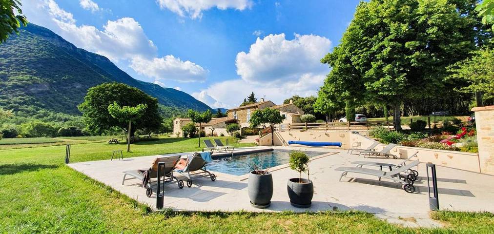Location de vacances pour 2 personnes, avec Terrasse et Jardin ainsi que Piscine et Vue à Roche-Saint-Secret-Béconne