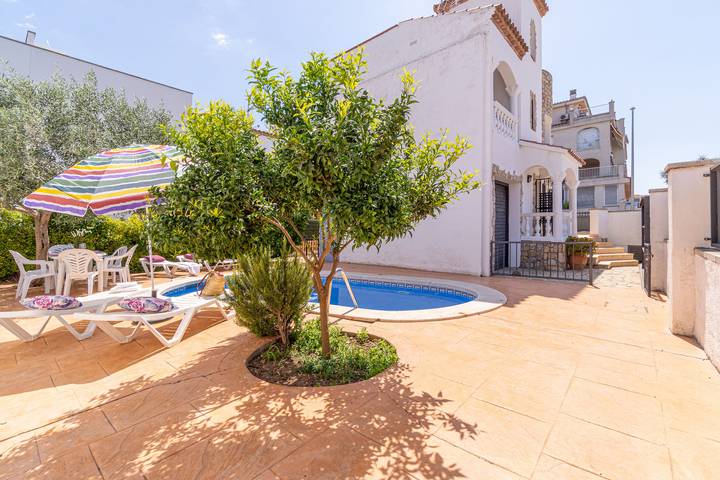 Villa pour 6 personnes, avec terrasse et vue sur le lac, animaux acceptés à Empuriabrava