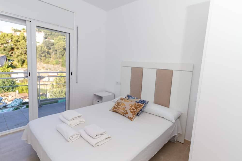 Apolo . Casa de estilo moderno con piscina privada y vistas espectaculares in Santa Susana, Costa del Maresme