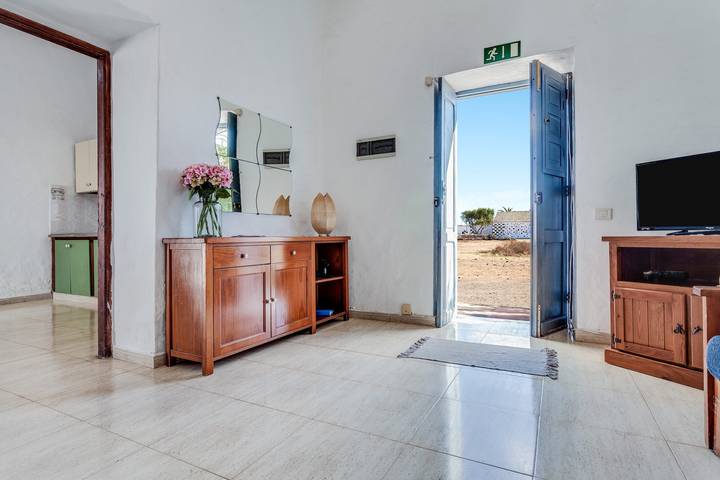 Vacation Home 'Casa Del Cuartel Ii' with Private Terrace, Shared Garden and Wi-Fi in La Oliva, Fuerteventura