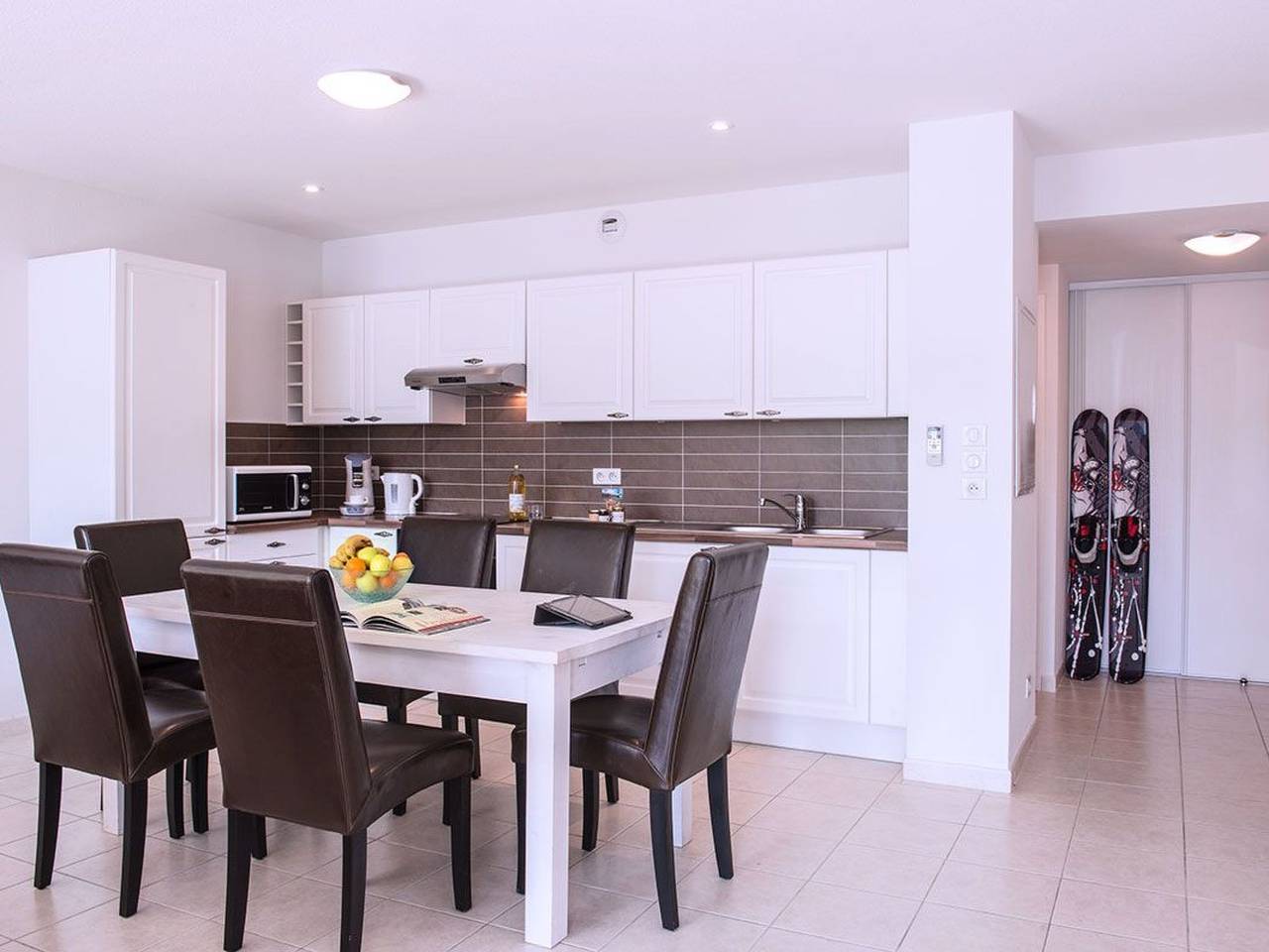 Entire apartment, Mit Blick auf das Wasser in Chorges, Écrins National Park