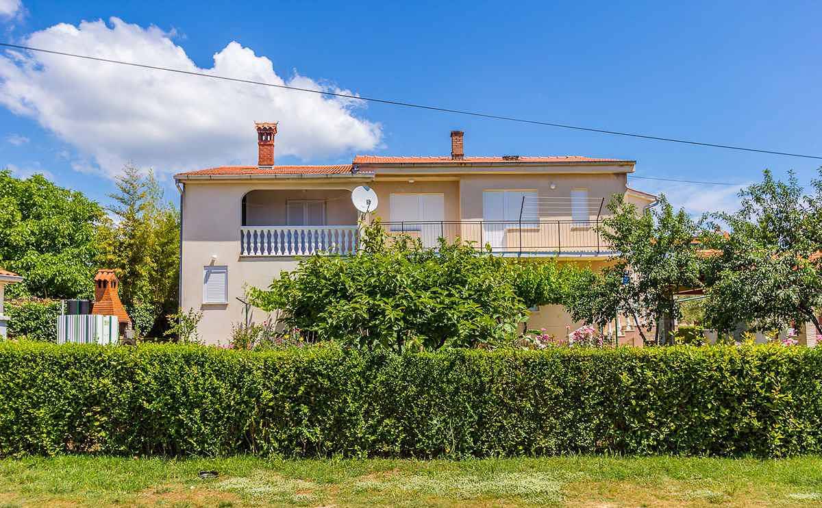 Entire vacation apartment, Holiday apartment with terrace and shared garden in Medulin City, Medulin