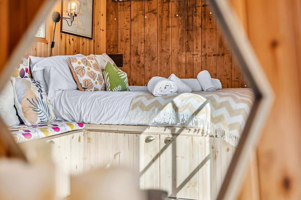 Entire apartment, Unique Cotswolds Glamping,  The Railway View in Cirencester with Parking & Wifi in Cirencester, Gloucestershire