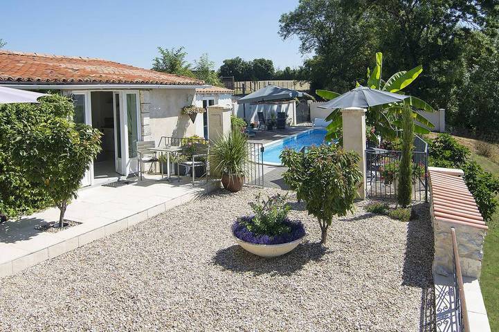 Gîte pour 2 personnes, avec terrasse et jardin à Saint-Séverin