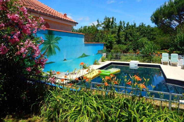 Chambre d’hôte pour 7 personnes, avec Terrasse et Jardin ainsi que Bassin pour enfant et Piscine