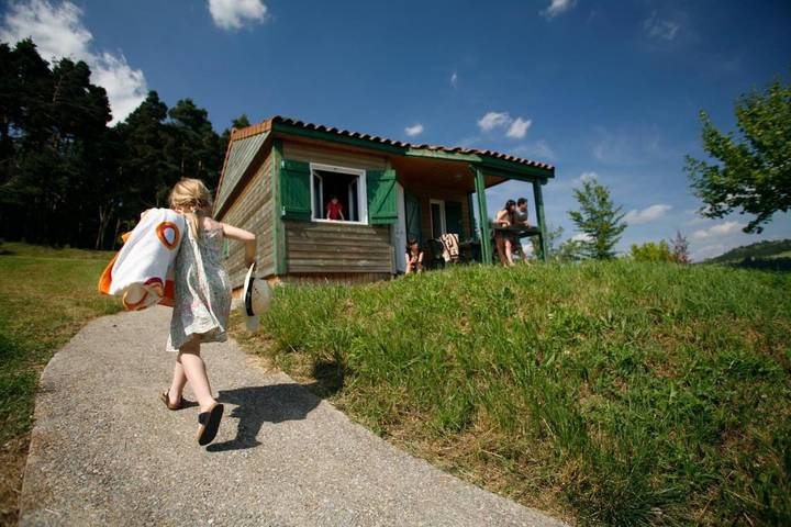 Location de vacances pour 6 personnes, avec vue ainsi que jardin et terrasse à Saint-Georges (Cantal) - 4