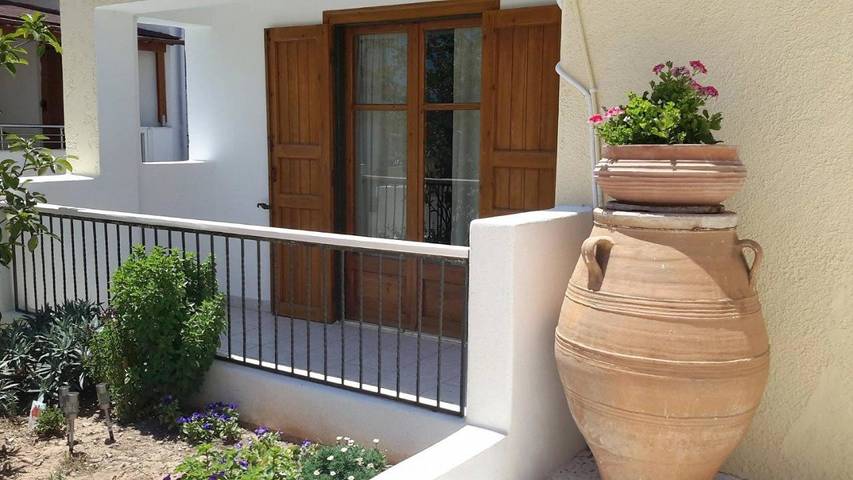 Gîte pour 4 personnes, avec Balcon ainsi que Terrasse et Jardin dans Palekastron - 3