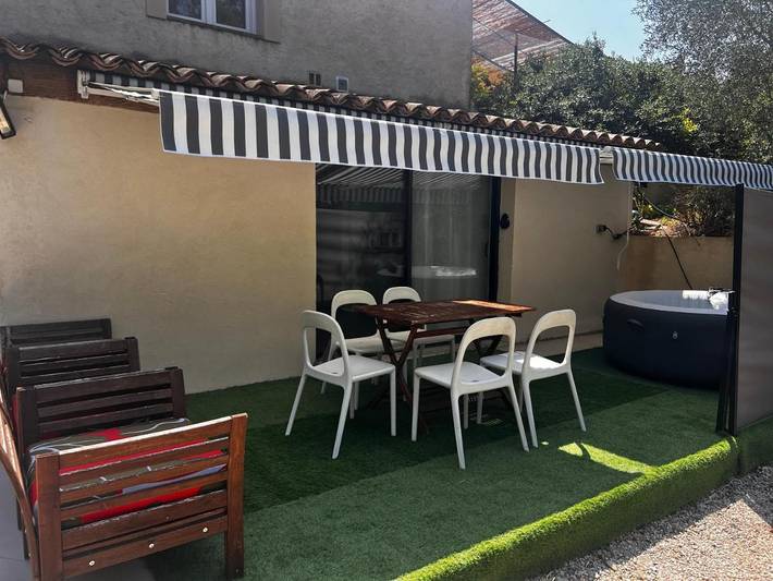 Location de vacances pour 6 personnes, avec Jacuzzi ainsi que Terrasse et Jardin à Meyreuil