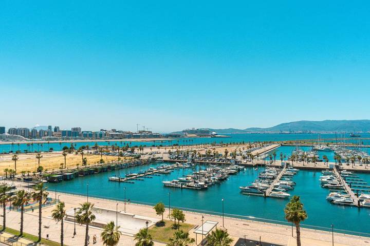 Hôtel, avec Balcon et Terrasse ainsi que Piscine et Vue à La Línea de la Concepción - 3