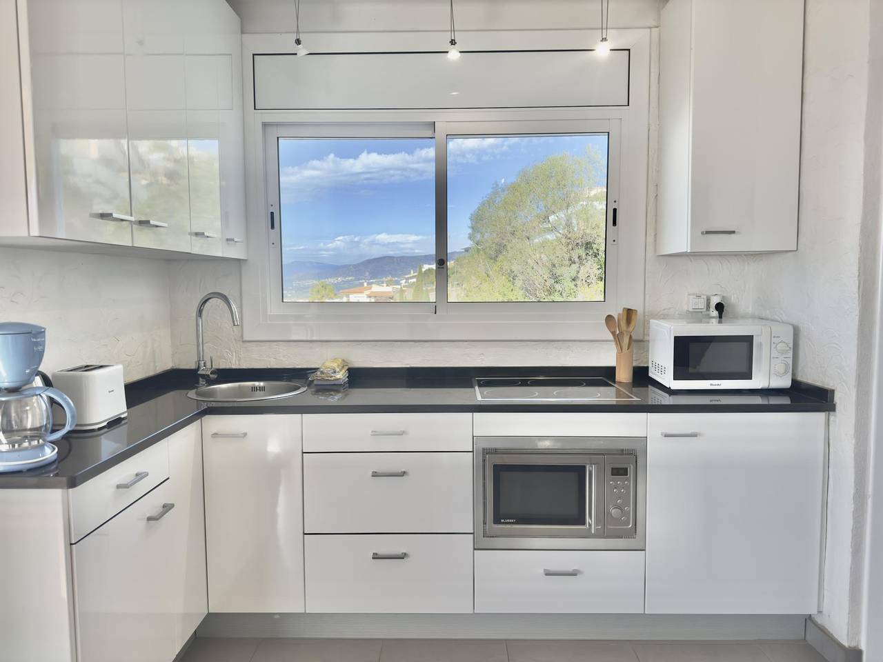 Entire holiday apartment, Lpa. Wonderful sea view, pool and Ac in Roses, Upper Empordà