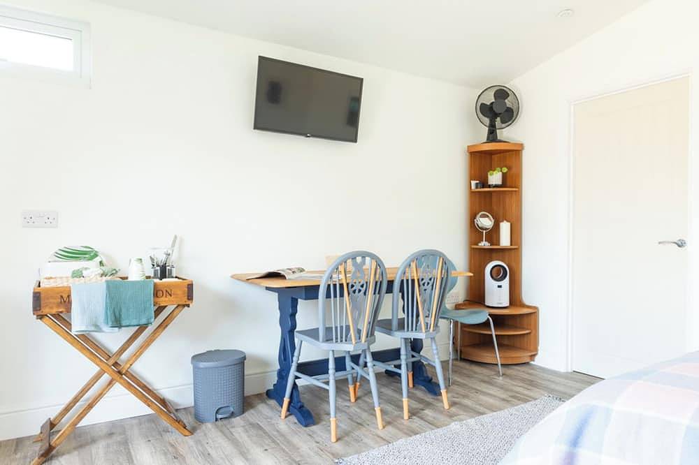 Pear Tree Cabin provides a wonderful base for exploring Whitstable and the surrounding area, celebrating special occasions, or visiting friends and family. Enjoy the local cusine and stroll back to your comfy cabin to watch the sunset. in Whitstable, Kent