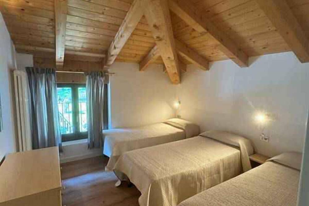 Ganze Wohnung, Ferienwohnung mit Pool und Bergblick in Mezzolago, Ledro