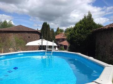 Gîte pour 4 personnes, avec vue ainsi que piscine et jardin, animaux acceptés à Saulgond