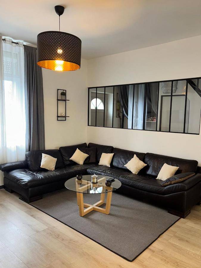 Gîte pour 7 personnes, avec terrasse dans Neuville-Saint-Rémy