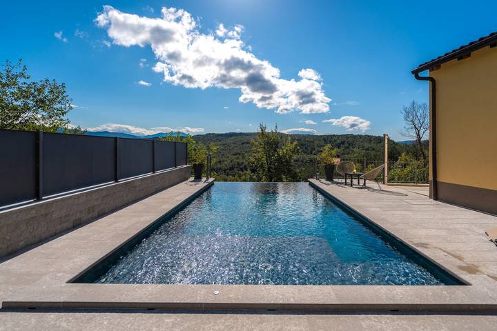 Location de vacances pour 8 personnes, avec terrasse et piscine à Buzet