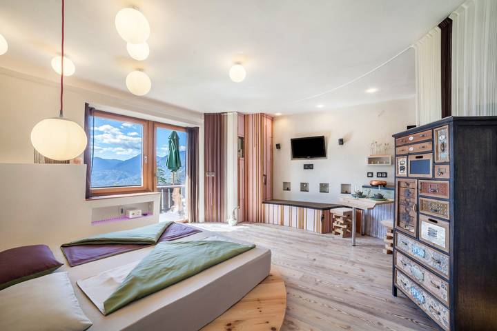 Entire studio, Apartment Belvedere with Mountain View, Shared Pool & Wi-Fi in Kuens, Passeiertal