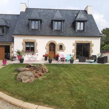 Gîte pour 6 personnes, avec jardin ainsi que terrasse et vue à Plouguiel