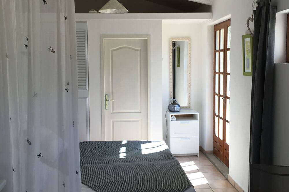 Appartement entier, Gîte pour 2p annexe au superbe mas de caractère,  piscine 6X12, propriété calme in Aiguèze, Région de Nîmes