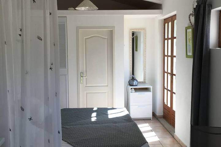 Gîte pour 2 personnes, avec terrasse ainsi que jacuzzi et jardin, animaux acceptés à Aiguèze - 2