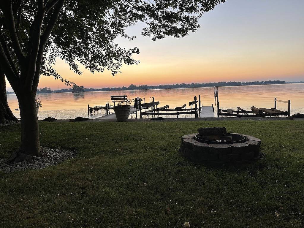 Sunset Loft Waterfront retreat, best sunsets on Indian Lake ~ Free Kayak use in Indian Lake