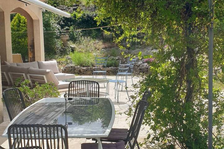 Ferienhaus für 8 Personen, mit Terrasse und Garten in Balazuc