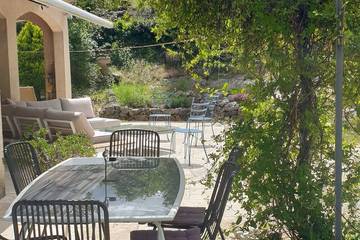 Location de vacances pour 8 personnes, avec terrasse et jardin à Balazuc