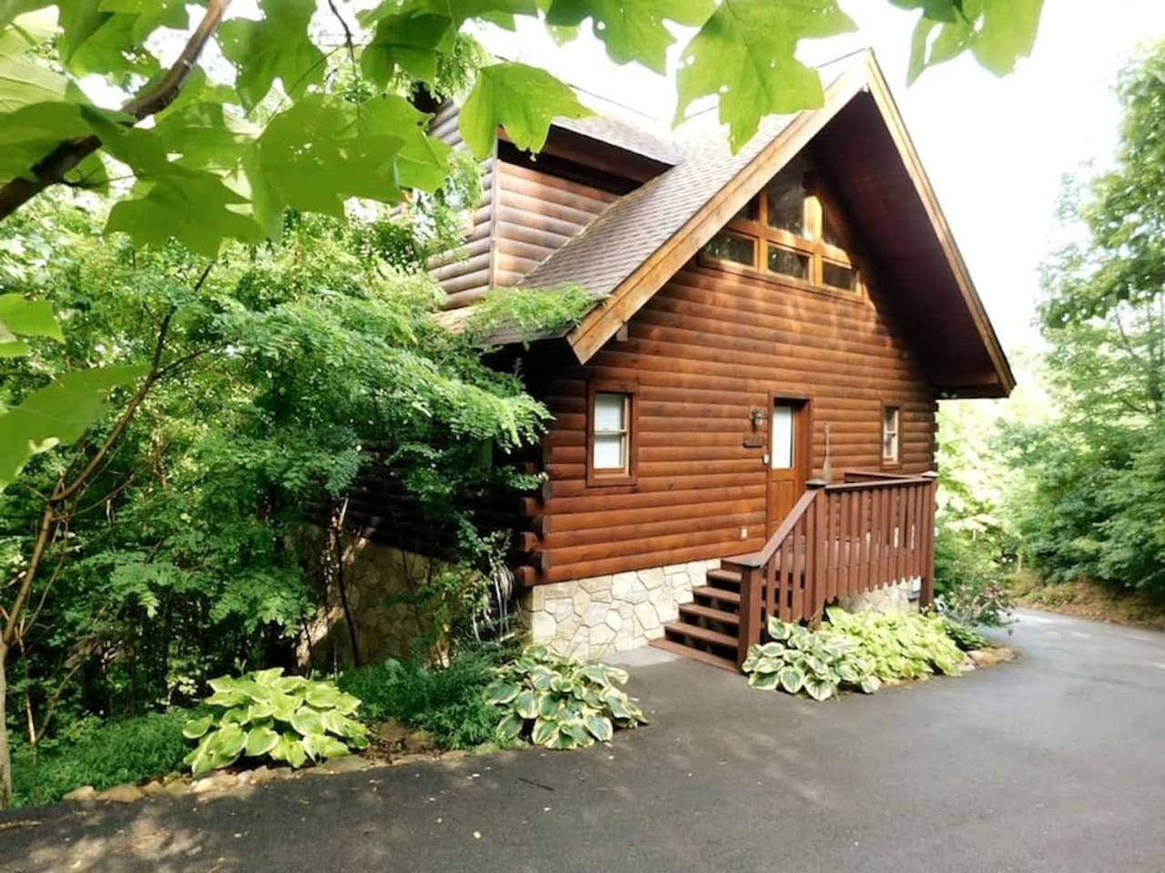 Entire apartment, Romantic, Honeymoon Cabin in the Smokies! in Sevier County