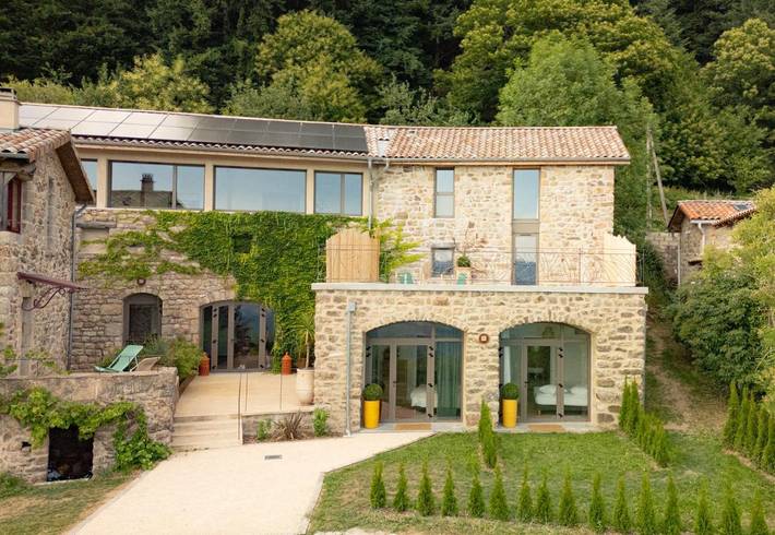 Gîte pour 21 personnes, avec terrasse et jardin ainsi que vue et piscine à Chirols - 4