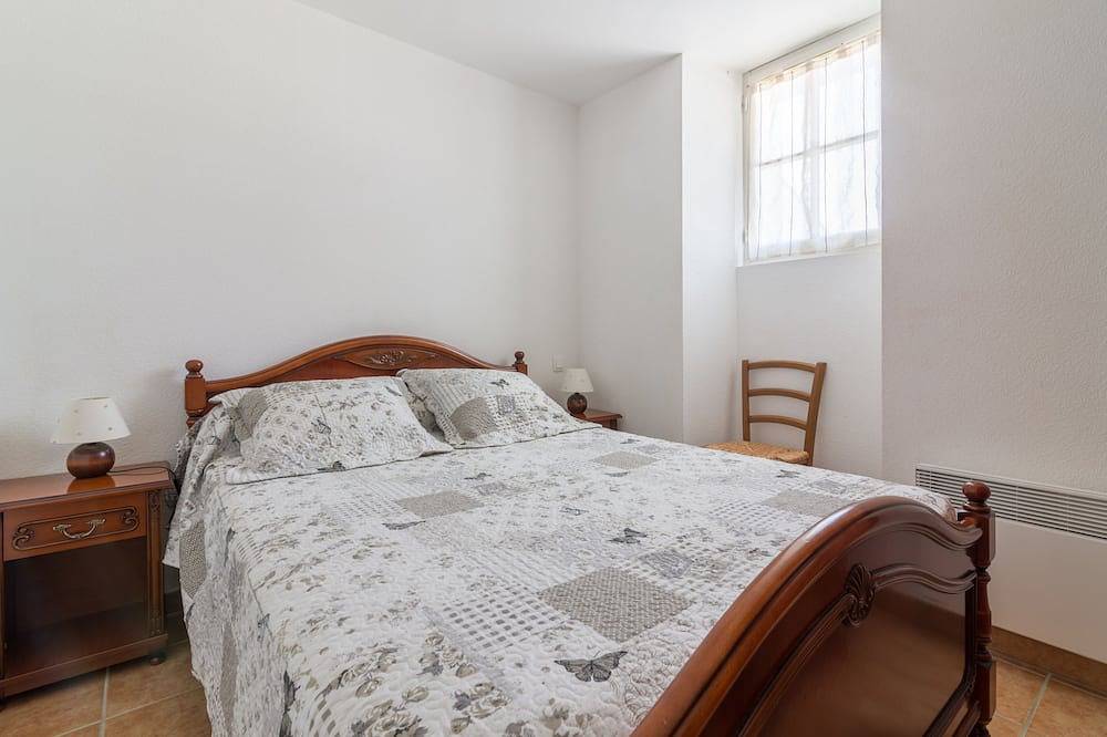 Ile de Ré. Maison centre du village de La Flotte proche plage de sable. in La Flotte, Île de Ré