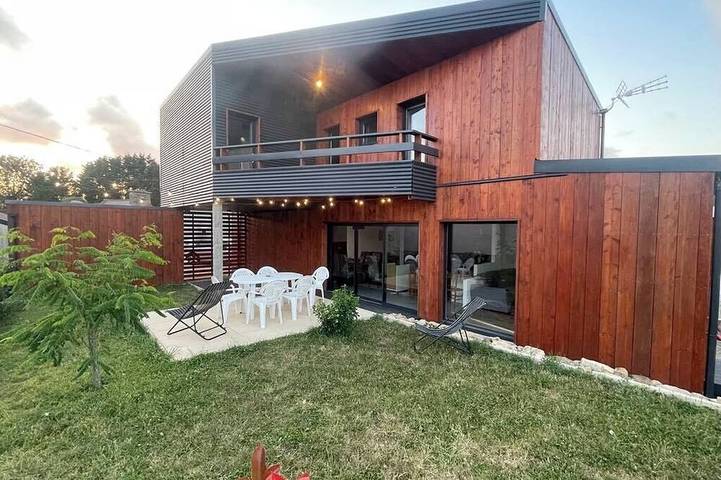 Location de vacances pour 8 personnes, avec jardin et balcon à Coëtmieux