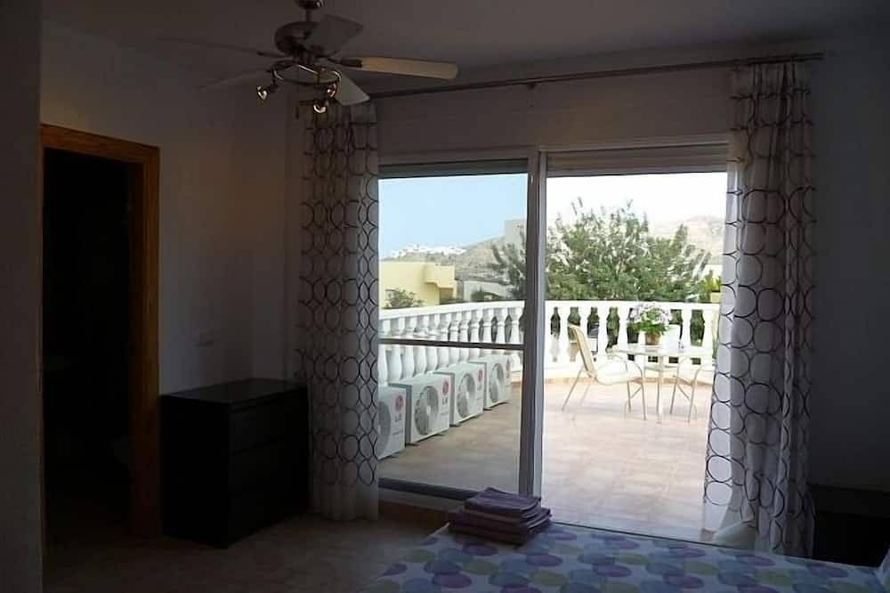 Spacious 3 bedroom modern  family friendly villa+pool. in Turre, Costa de Almería