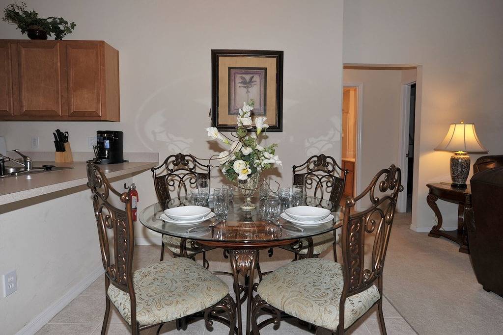 Villa am Wasser in Emerald Island, 3 Mi von Disney, 4Bdrm / 3Ba, Themen-Rm, Pool in Four Corners, Osceola County
