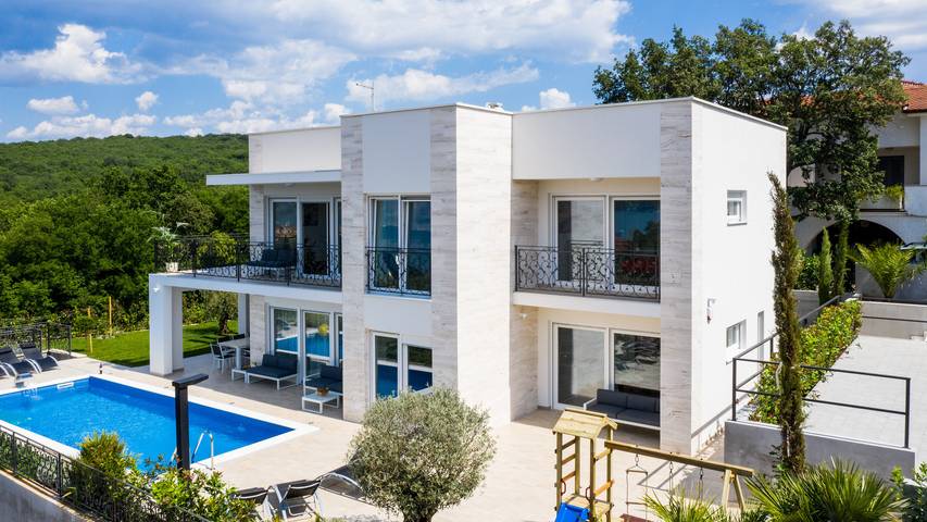 Villa pour 8 personnes, avec jardin et sauna ainsi que terrasse et jacuzzi à Klimno