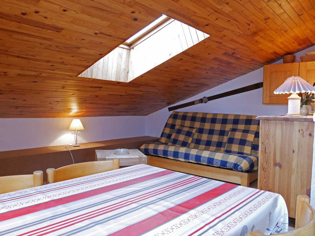 Ganze Wohnung, Gemütliche 2-Zimmer-Dachwohnung, renoviert, nahe Pisten und Geschäften, Balkon, Platz für 5 Personen in La Plagne, Bellentre