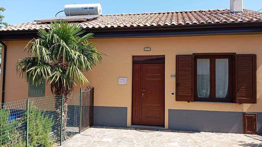 Casa vacanza per 6 persone, con panorama e giardino, con animali domestici in San Severino Lucano