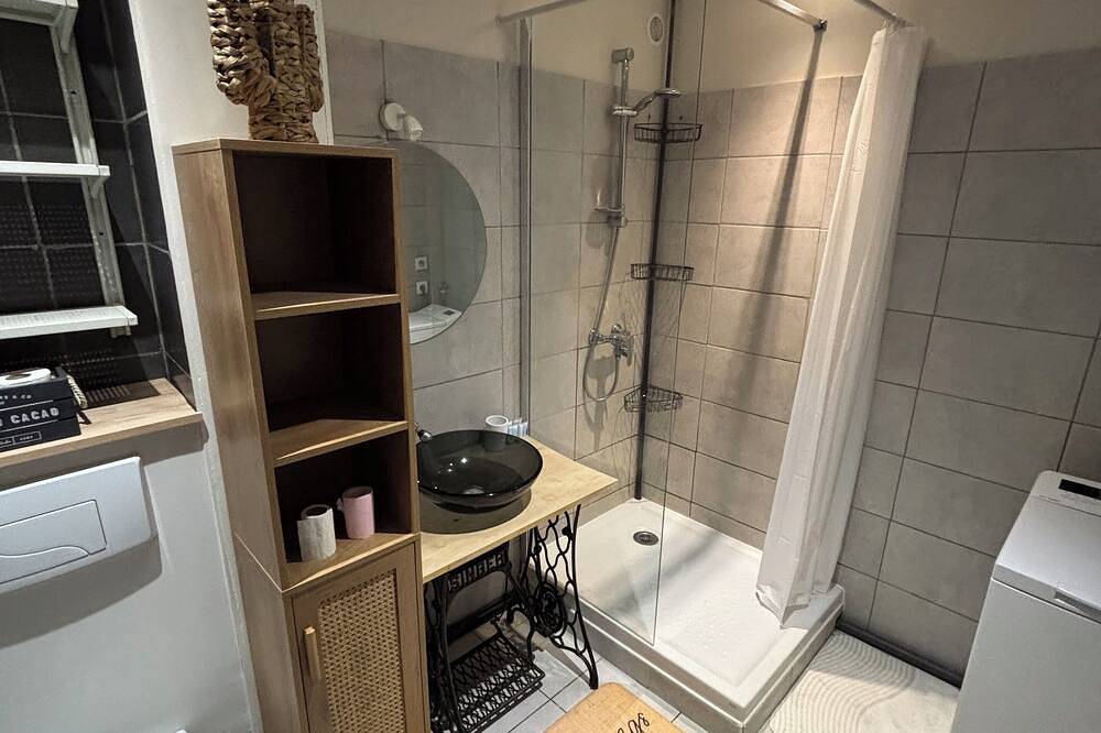 Entire apartment, 2 bedroom apartment Vals les bains with balcony 5 minutes from the thermal baths in Vals-les-Bains, Parc naturel régional des Monts d'Ardèche