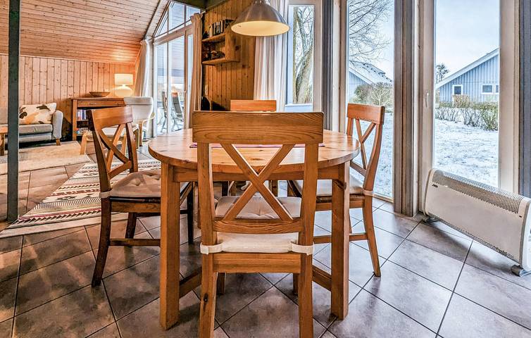 Ganze Ferienwohnung, Modernes Strandapartment mit Parkplatz & WiFi, 2,5km vom Strand entfernt in Rechlin, Müritz