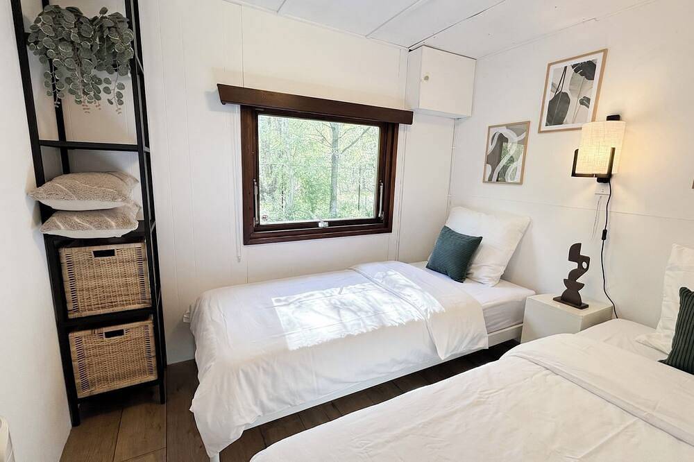Évadez-vous dans cette cabane chaleureuse en pleine nature, un refuge rural parfait pour jusqu’à 6 personnes, avec 2 chambres, une cuisine entièrement équipée, un Wi-Fi rapide, la climatisation et un grand jardin privé avec parking gratuit. in Tilbourg, Brabant-Septentrional