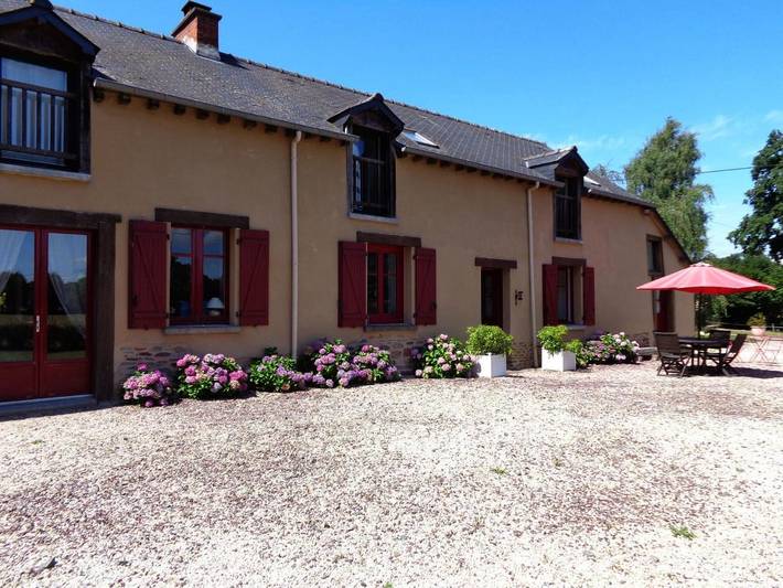 Location de vacances pour 4 personnes, avec bassin pour enfant et piscine ainsi que terrasse et jardin à Saint-Onen-la-Chapelle