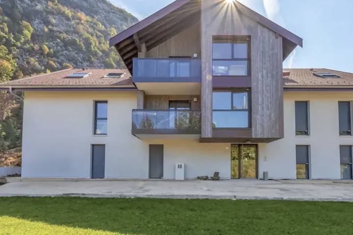 Gîte pour 2 personnes, avec terrasse sur le Lac d'Annecy - 2