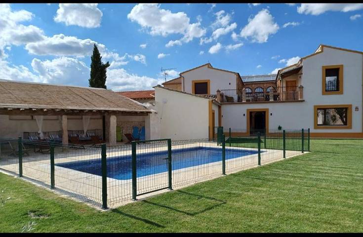 Casa rural para 14 personas, con vistas además de piscina y jardín en Guadamur