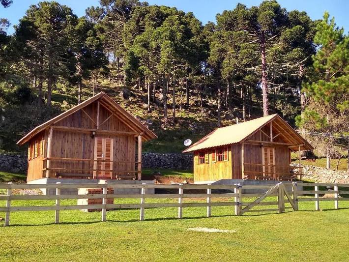 Casas e apartamentos de temporada para 5 pessoas, com balcão e vista e ainda jardim em Bom Jardim da Serra