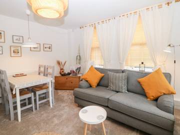 Log Cabin for 4 People in Buxton, Peak District, Photo 4