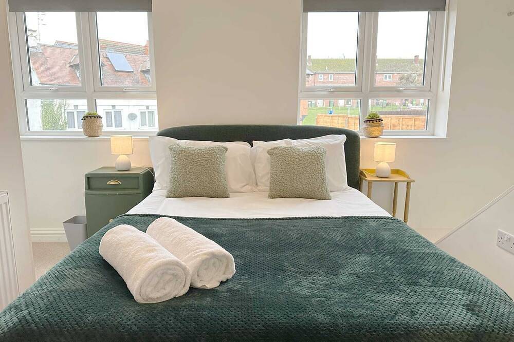 Hosta & Hosta A - Cotswold's 9 Bedroom Cosy Home with Pool Table and Canal Walks in Stroud, Gloucestershire